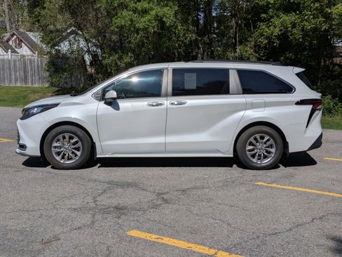 Used 2023 Toyota Sienna XLE AWD/4WD image 4