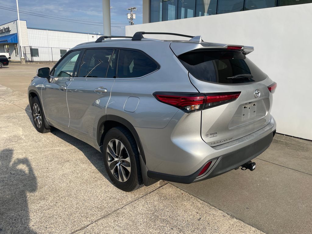 Used 2022 Toyota Highlander XLE AWD/4WD image 3