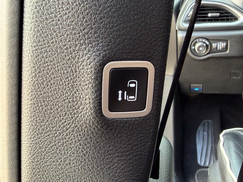 Used 2025 Chrysler Pacifica Limited FWD image 26