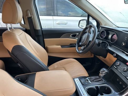 Used 2024 Kia Carnival LX image 8