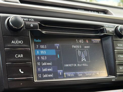 Used 2018 Toyota RAV4 LE AWD/4WD image 18