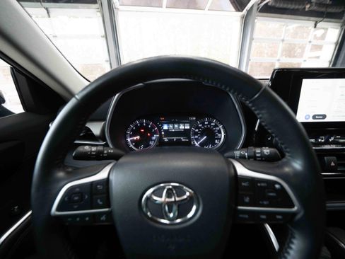 Used 2023 Toyota Highlander XLE image 15