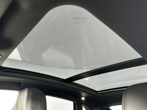 Certified 2025 Porsche Macan image 16