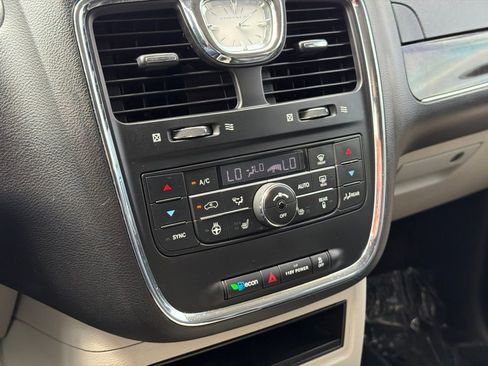 Used 2016 Chrysler Town & Country Touring-L w/ Driver Convenience Group FWD image 15