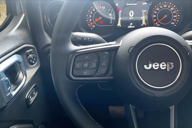 Used 2026 Jeep Gladiator Rubicon w/ Safety Group AWD/4WD image 11