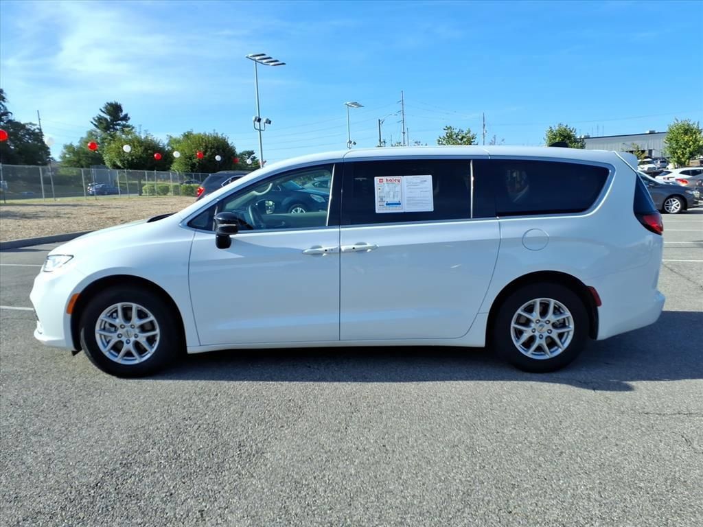 Used 2024 Chrysler Pacifica Touring-L FWD image 8