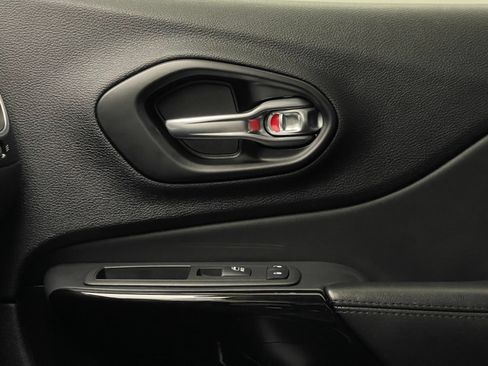 Used 2021 Jeep Cherokee Latitude Plus FWD image 39
