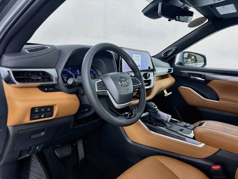 New 2026 Toyota Highlander Platinum image 13