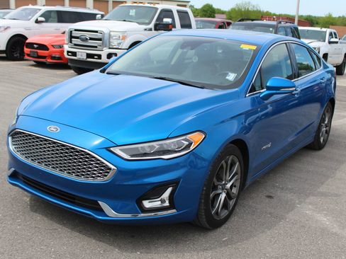 Used 2019 Ford Fusion Titanium FWD image 2
