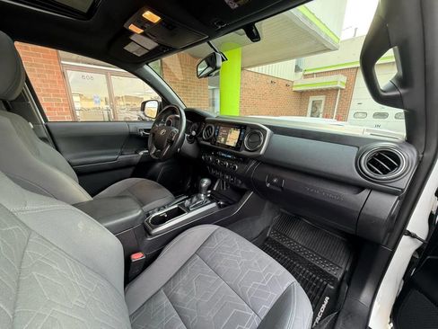 Used 2016 Toyota Tacoma TRD Sport w/ Premium & Technology Package image 14