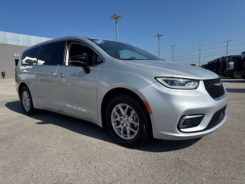 Used 2024 Chrysler Pacifica Touring-L FWD image 8