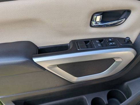 Used 2019 Nissan Titan SV w/ SV Convenience Package AWD/4WD image 14