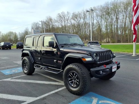Used 2025 Jeep Wrangler Unlimited Rubicon AWD/4WD image 6