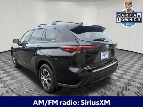 Used 2023 Toyota Highlander XLE AWD/4WD image 3