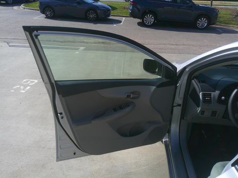 Used 2013 Toyota Corolla LE image 23