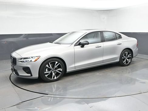 Used 2023 Volvo S60 B5 Core w/ Climate Package FWD image 4
