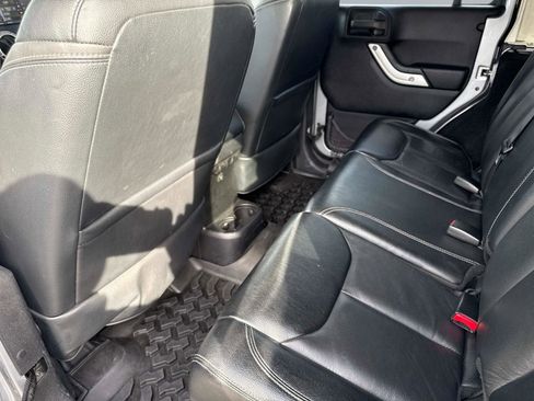 Used 2015 Jeep Wrangler Unlimited Rubicon image 14