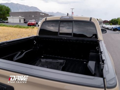 Used 2016 Toyota Tacoma TRD Off-Road w/ Premium & Technology Package image 17