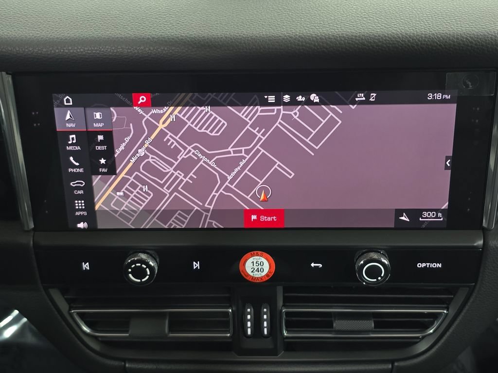 Certified 2026 Porsche Macan AWD/4WD image 18