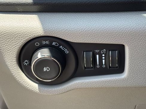Used 2023 Chrysler Pacifica Touring-L FWD image 33