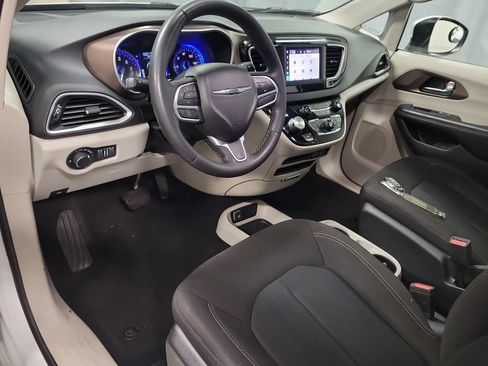 Used 2023 Chrysler Voyager LX FWD image 16