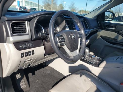 Used 2018 Toyota Highlander Limited Platinum image 15