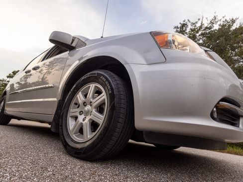 Used 2012 Chrysler Town & Country Touring w/ Entertainment Group #1 FWD image 3
