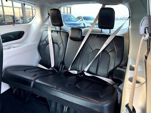 Used 2020 Chrysler Pacifica Touring-L Plus image 13