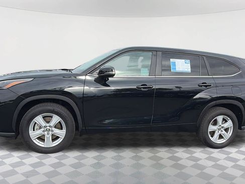 Used 2025 Toyota Highlander LE FWD image 8