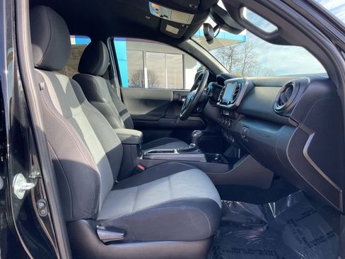 Used 2021 Toyota Tacoma TRD Sport w/ Technology Package image 27