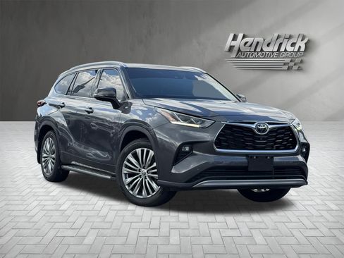 Used 2024 Toyota Highlander Platinum FWD image 2