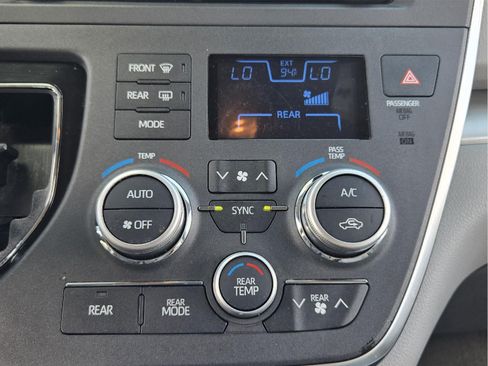Used 2018 Toyota Sienna LE FWD image 17