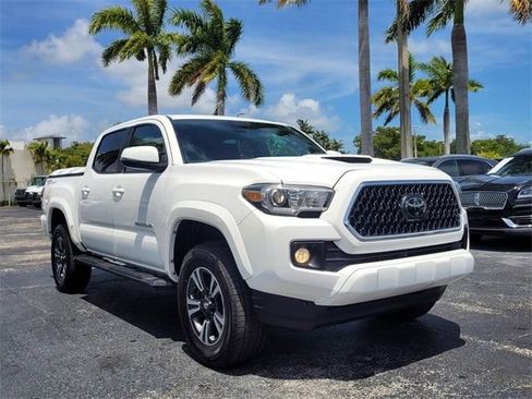 Used 2018 Toyota Tacoma TRD Sport w/ Technology Package RWD image 3