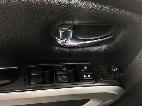 Used 2019 Nissan Titan SV w/ SV Convenience Package AWD/4WD image 14