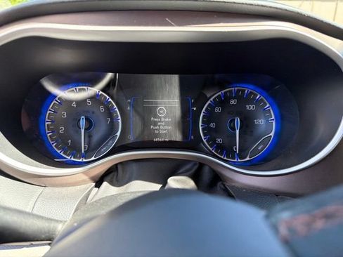 Used 2018 Chrysler Pacifica Touring-L FWD image 7