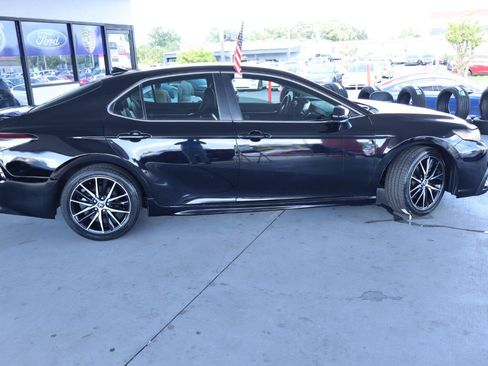 Used 2021 Toyota Camry SE FWD image 4