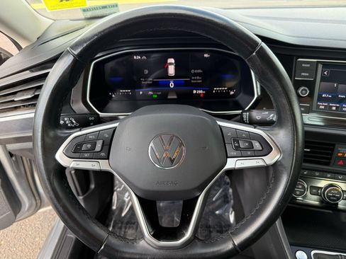 Used 2024 Volkswagen Jetta SE FWD image 16