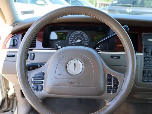 Used 2004 Lincoln Town Car Signature image 21