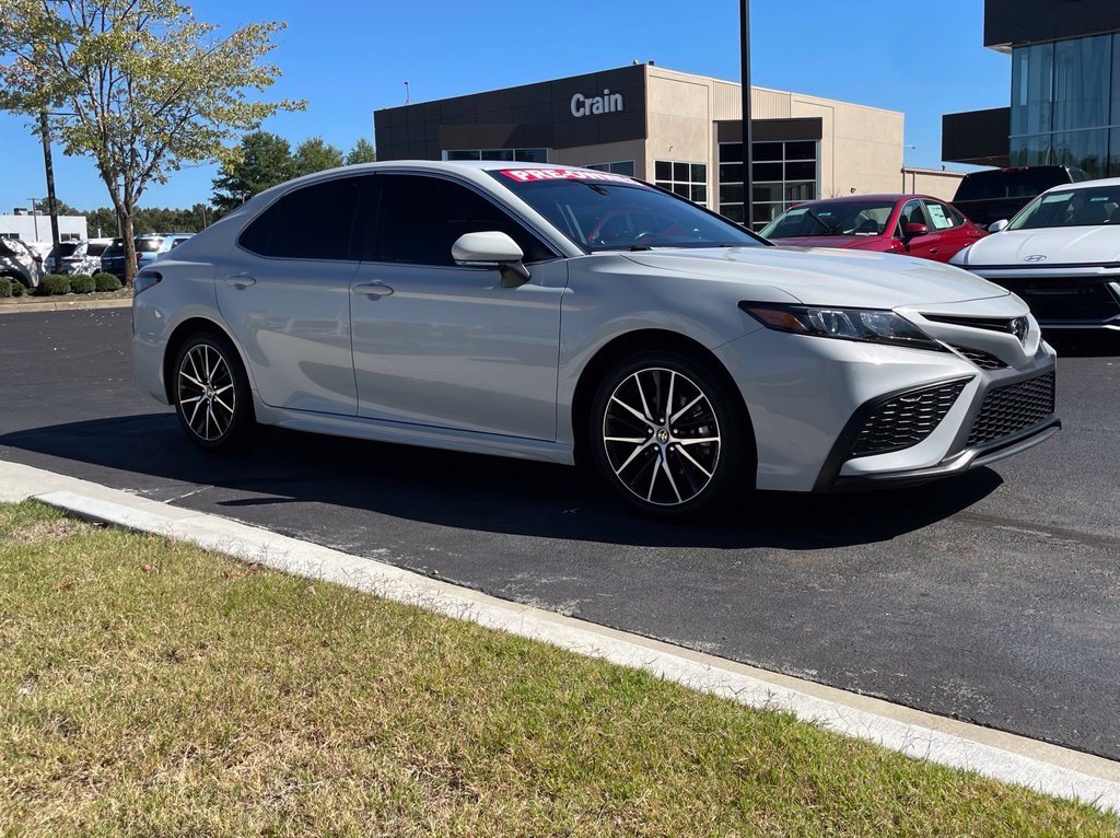 Used 2023 Toyota Camry SE FWD image 2