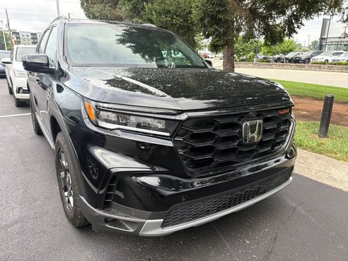 Used 2025 Honda Pilot TrailSport image 5