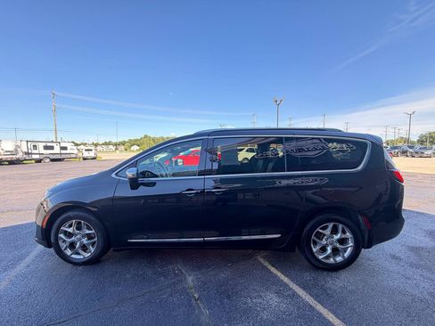 Used 2017 Chrysler Pacifica Limited FWD image 6
