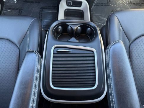 Used 2024 Chrysler Pacifica Touring-L image 16