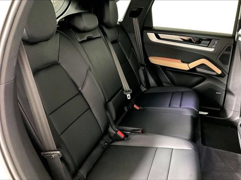 Certified 2024 Porsche Cayenne AWD/4WD image 23