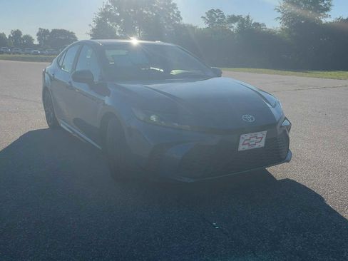Used 2025 Toyota Camry SE FWD image 9