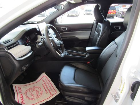 Used 2024 Jeep Compass Latitude AWD/4WD image 19