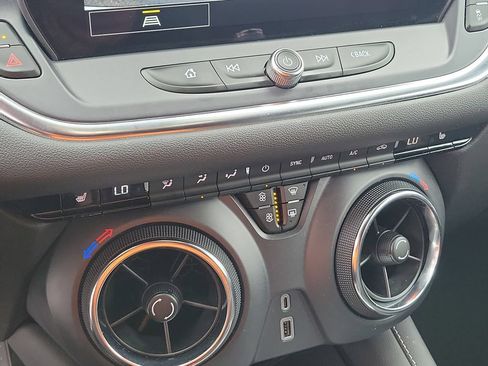 Used 2025 Chevrolet Blazer LT FWD image 26