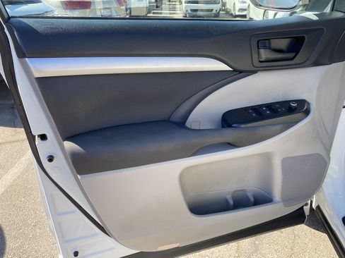 Used 2016 Toyota Highlander LE FWD image 14