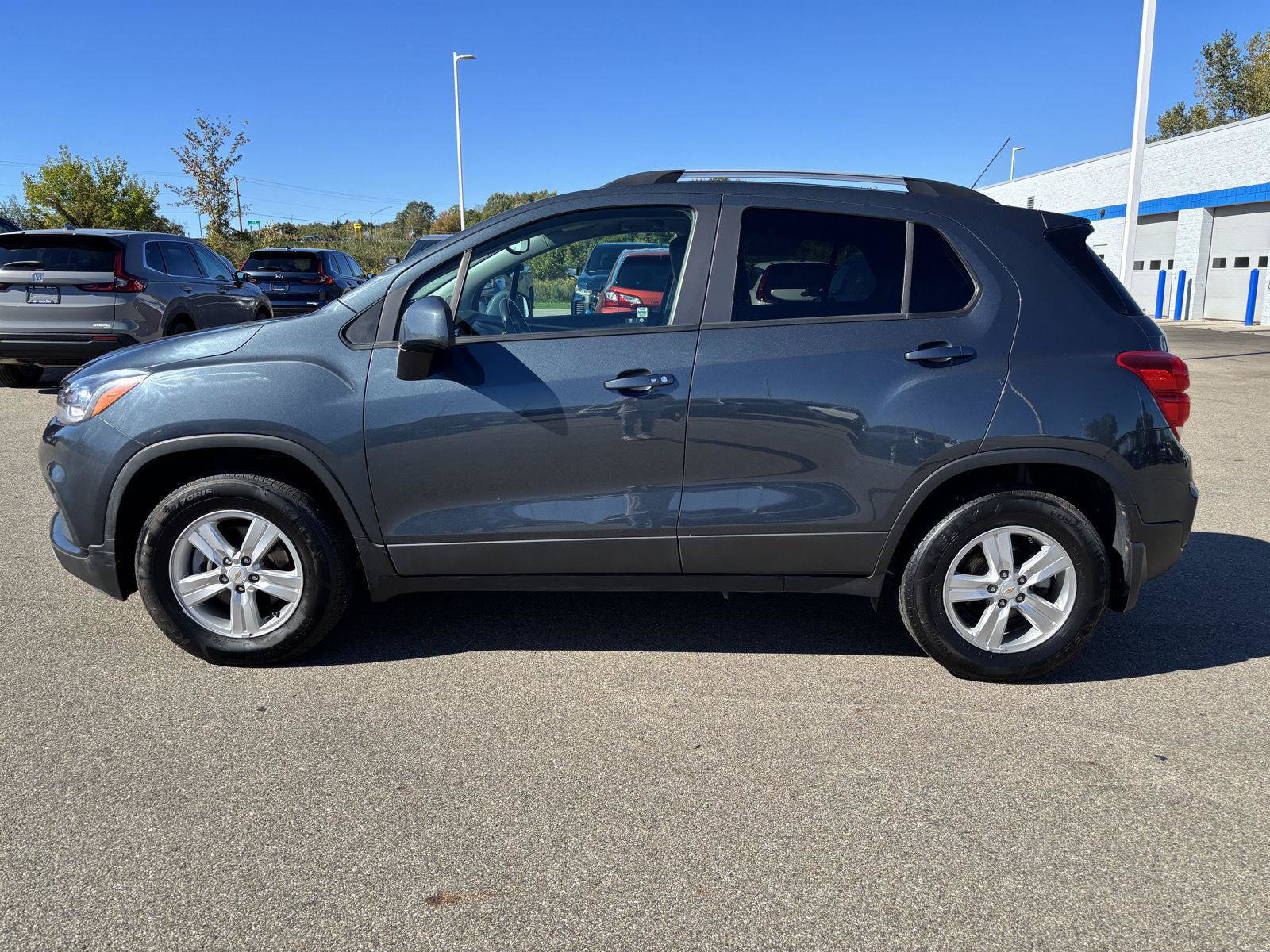 Used 2021 Chevrolet Trax LT w/ Premium Seat Package AWD/4WD image 2