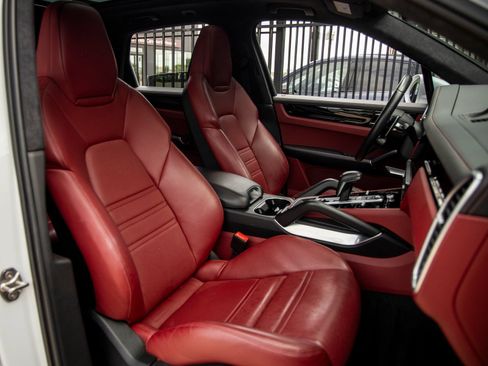 Certified 2023 Porsche Cayenne Turbo AWD/4WD image 47