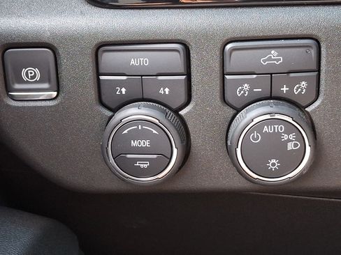 Used 2025 Chevrolet Silverado 1500 LT AWD/4WD image 23